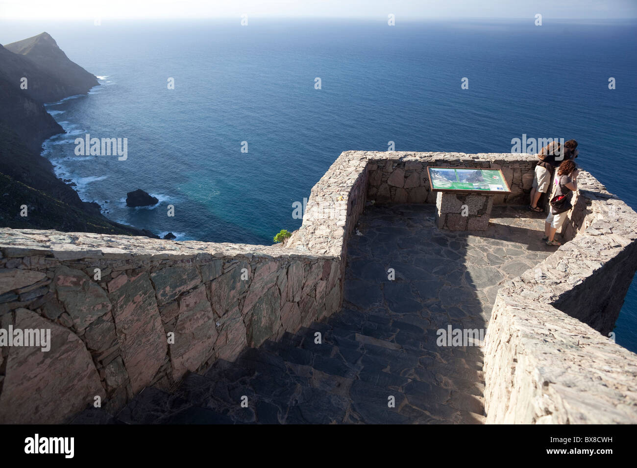 Espagne, canaries, Gran Canaria, côte ouest, point de vue avec les touristes, la mer et le ciel Banque D'Images