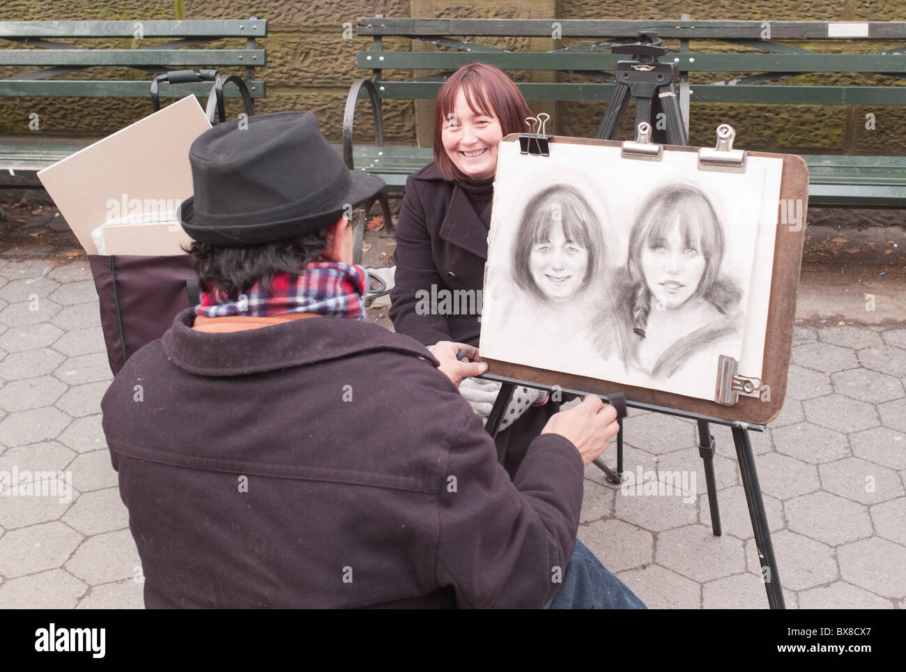 Un portrait au fusain artiste au travail près de Central Park à New York. Banque D'Images