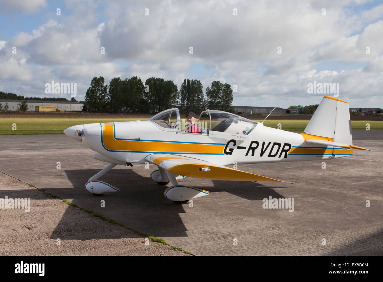 Cars RV-6A G-RVDR avec pilote / propriétaire dans le cockpit à Breighton Airfield Banque D'Images