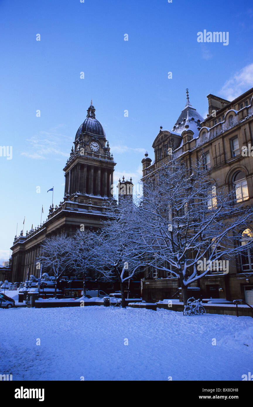 Hôtel de ville de Leeds entouré de neige de l'hiver profond, construit en 1858, conçu par cuthbert brodrick leeds yorkshire uk Banque D'Images