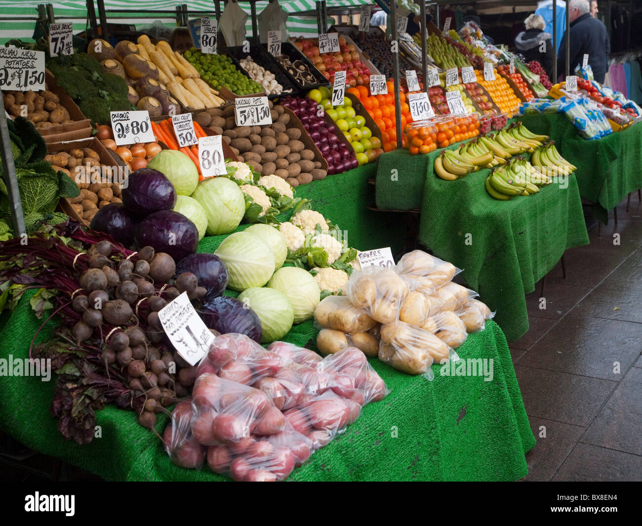 Un étal de fruits et légumes dans la région de Mansfield, Nottinghamshire Marché England UK Banque D'Images