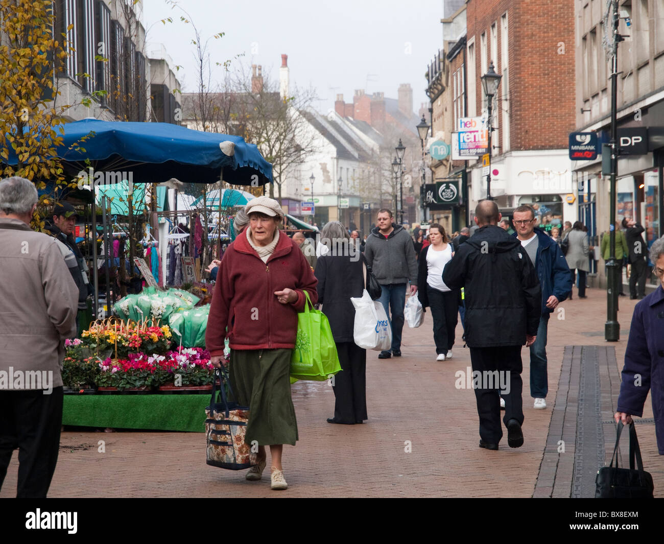 Une rue commerçante à Mansfield, Nottinghamshire England UK Banque D'Images