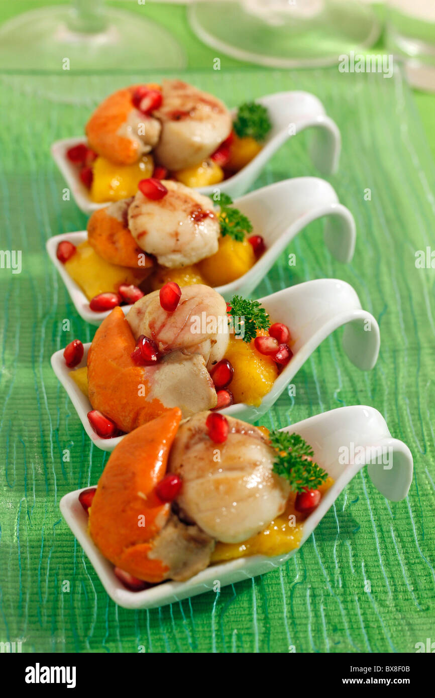 Pétoncles à la mangue et Grenade. Recette disponible. Banque D'Images