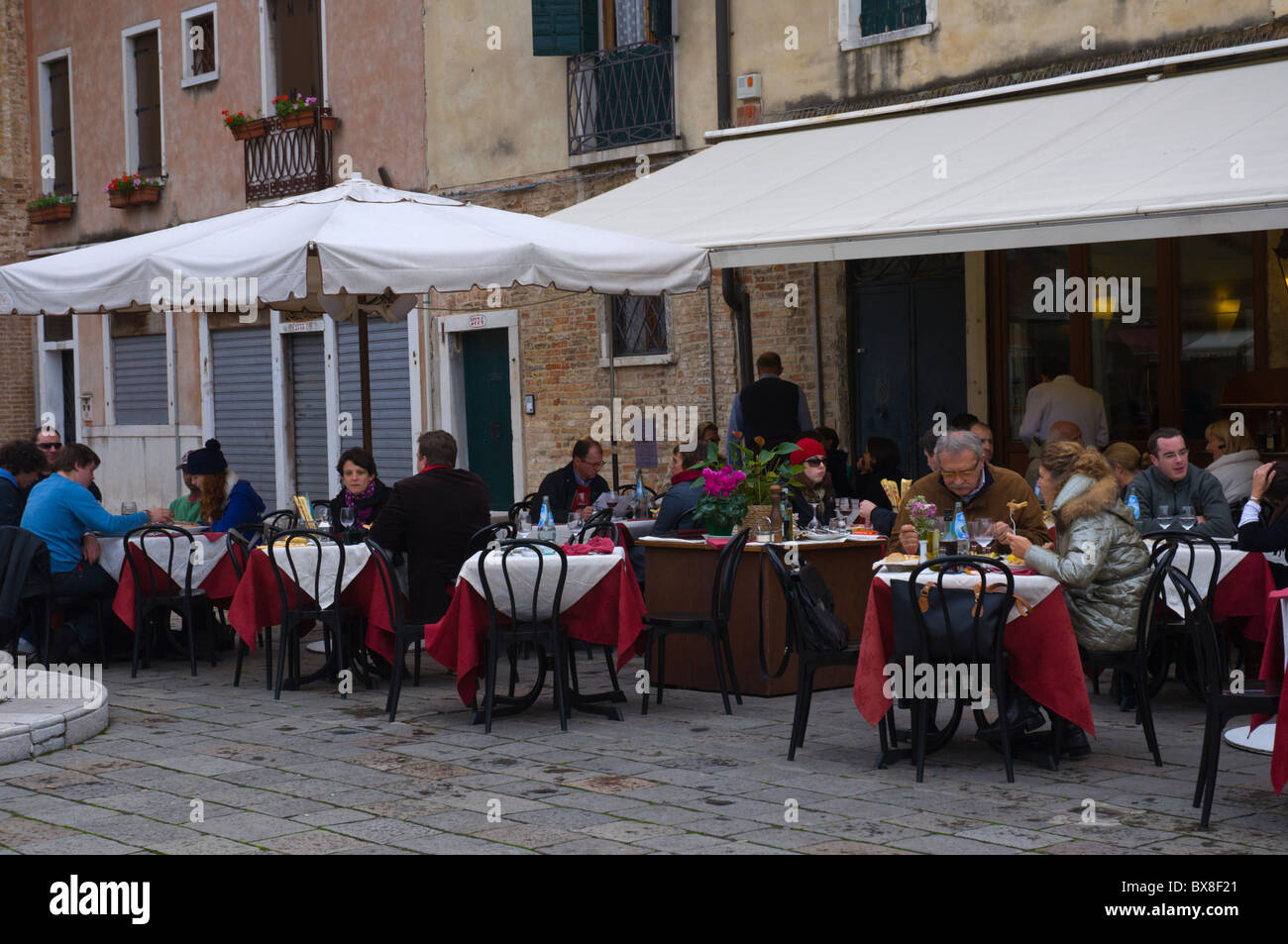 Terrasse de restaurant Campo San Stefano square quartier de San Marco Venise le Veneto Italie du nord Europe Banque D'Images