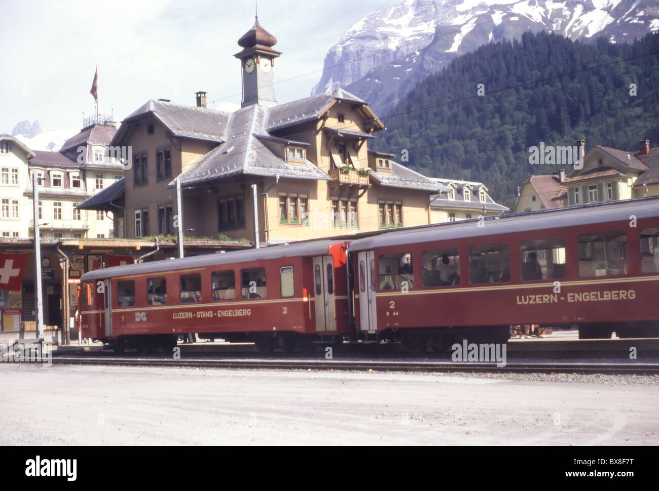 Un original 60ans libre de la Lucerne-Stans-Engelberg-Bahn et train line à Luzern, Suisse. Banque D'Images