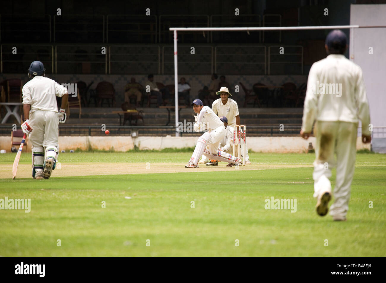 Les joueurs de cricket indiens talentueux jouer dans le tournoi de zone à l'Académie nationale de cricket à Bangalore, Inde. Banque D'Images