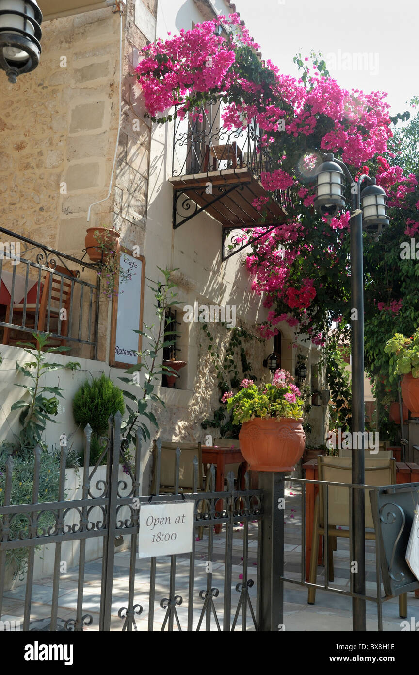 Fleurs sur balcon, Crète, Grèce Banque D'Images