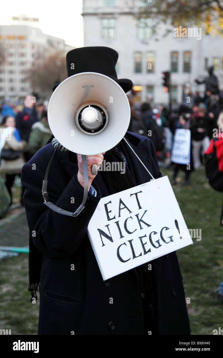 Un manifestant avec une pancarte autour du cou : "Manger Nick Clegg'. Manifestation étudiante. La place du Parlement. Westminister. Londres Banque D'Images