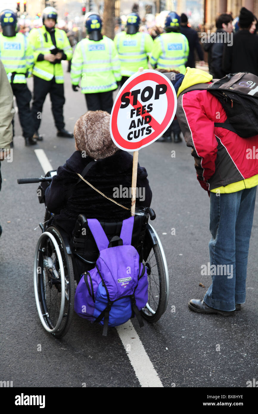 Femme en wheechair. Manifestation étudiante. La place du Parlement. Westminister. Londres Banque D'Images