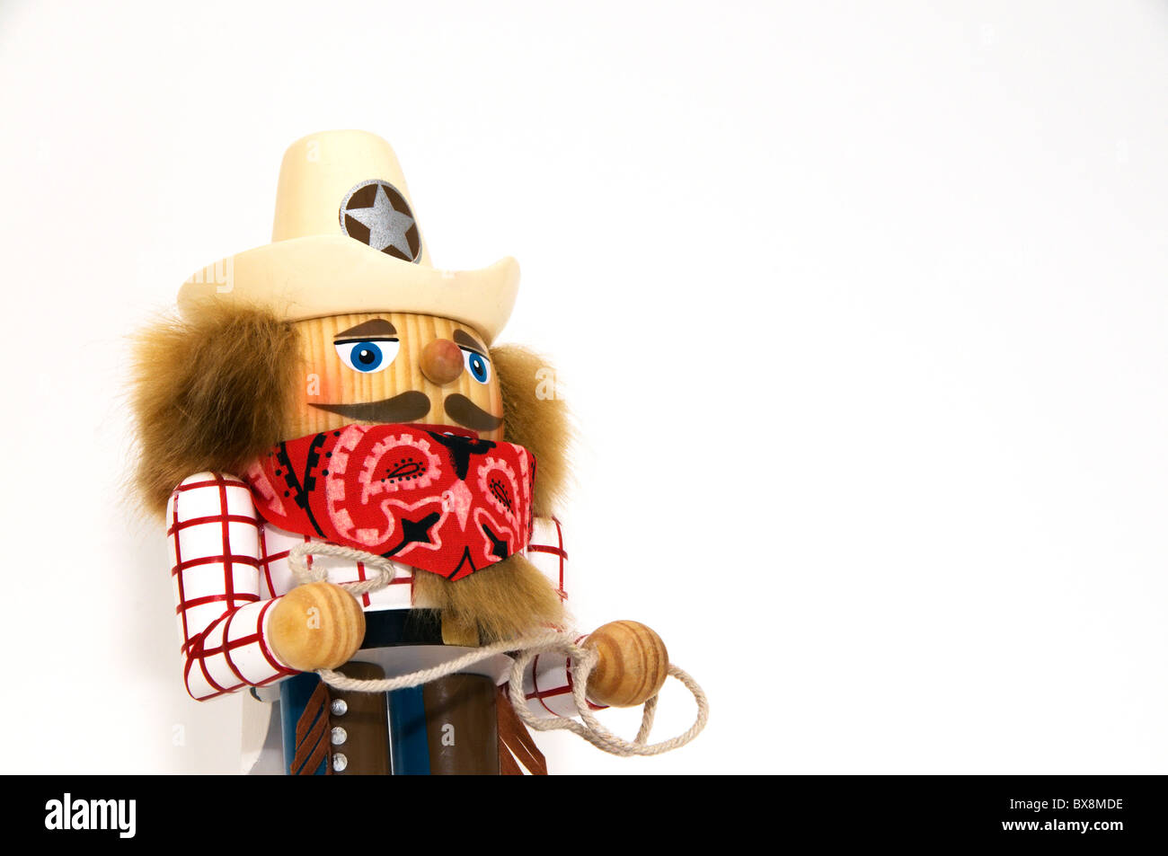 Charmante maison de vacances dans l'ouest habillé de Casse-Noisette et de vêtements portant un sheriff hat et red bandana foulard est titulaire d'un lasso de corde. Banque D'Images