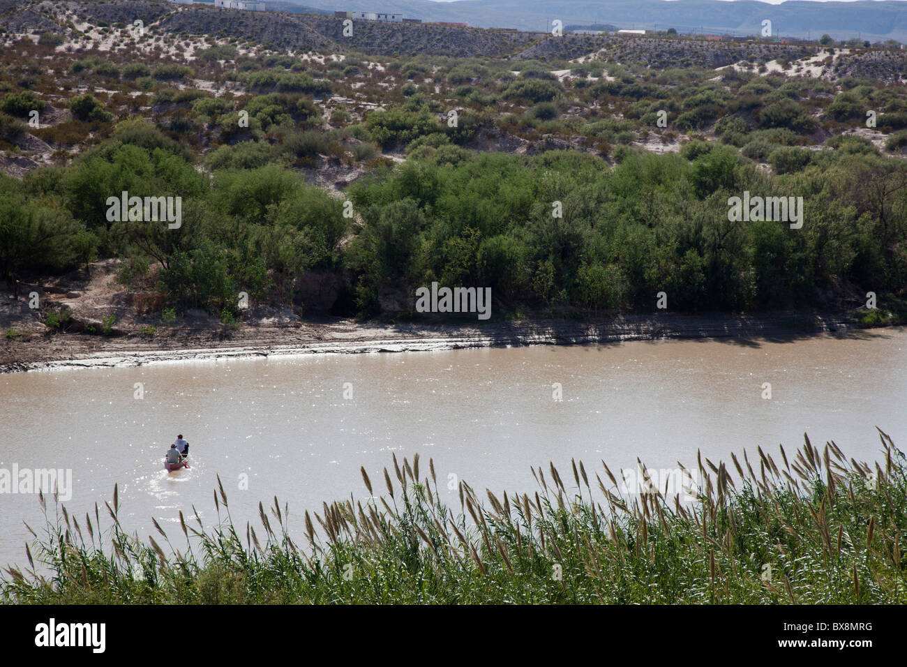 Les mexicains franchir illégalement Rio Grande de vendre de l'artisanat aux touristes Banque D'Images