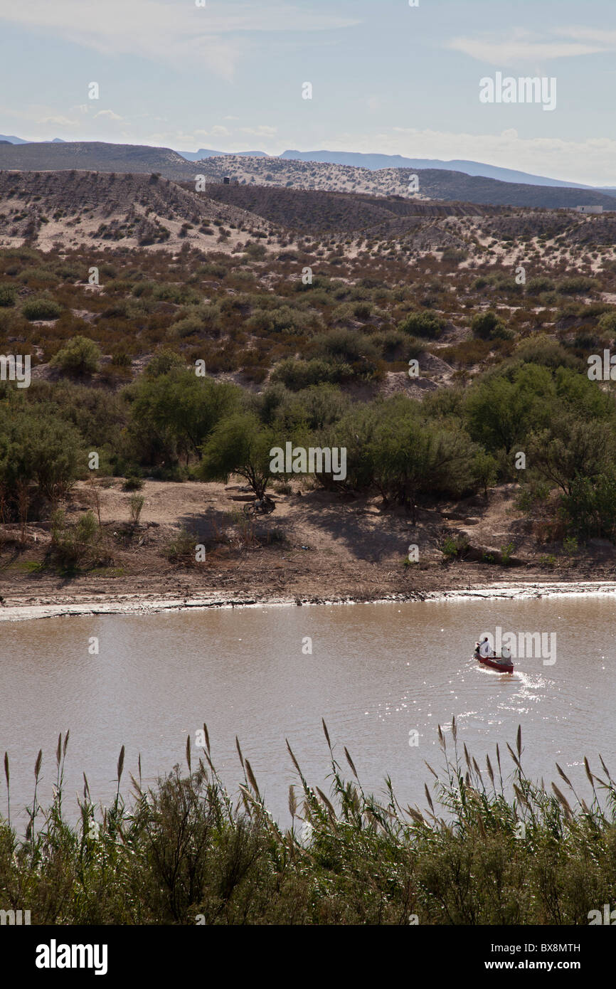 Les mexicains franchir illégalement Rio Grande de vendre de l'artisanat aux touristes Banque D'Images
