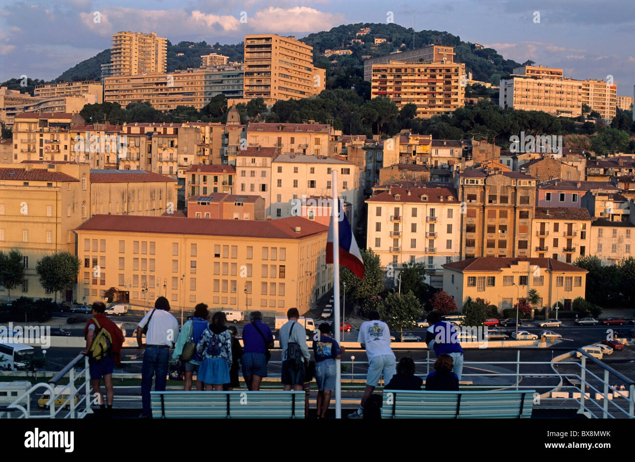 Les gens qui suivent l'aube sur Ajaccio depuis le pont d'un ferry, Ajaccio, Corse, France. Banque D'Images