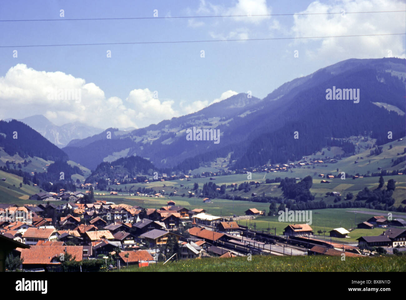 Une des années 60, vue sur la ville de Zweisimmen Suisse à partir d'une cabine dans le district de Obersimmental-Saanen dans le canton de Berne en Suisse. Banque D'Images