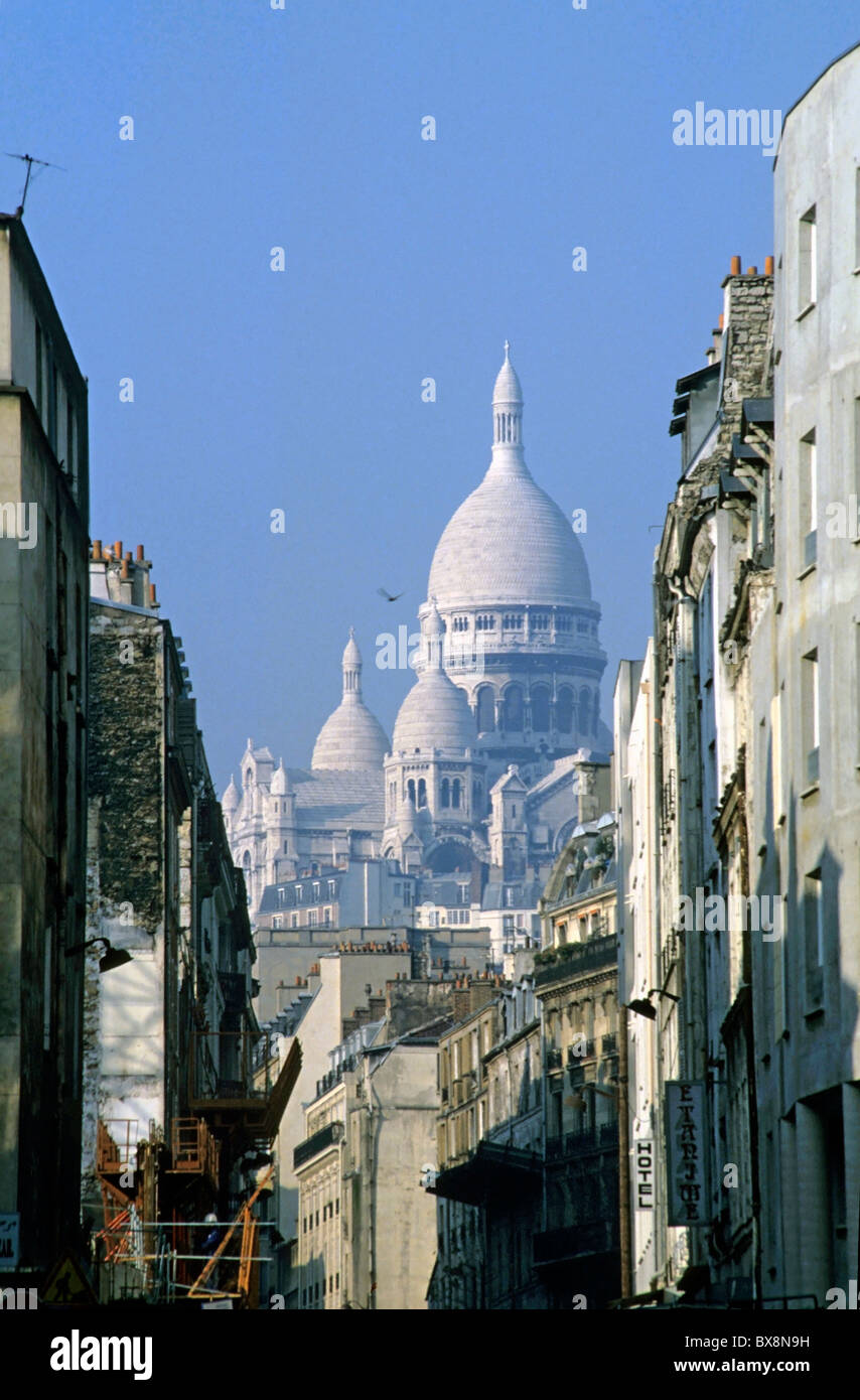 Sacré coeur vu de la rue Chartres, 18ème arrondissement, Paris, France. Banque D'Images
