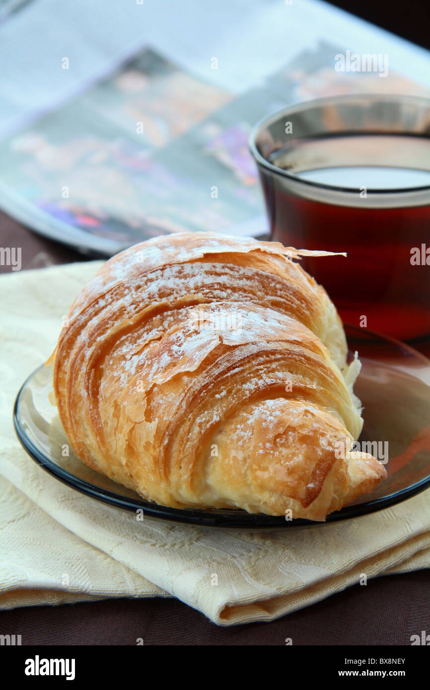 Croissant et une tasse de thé French breakfast Banque D'Images