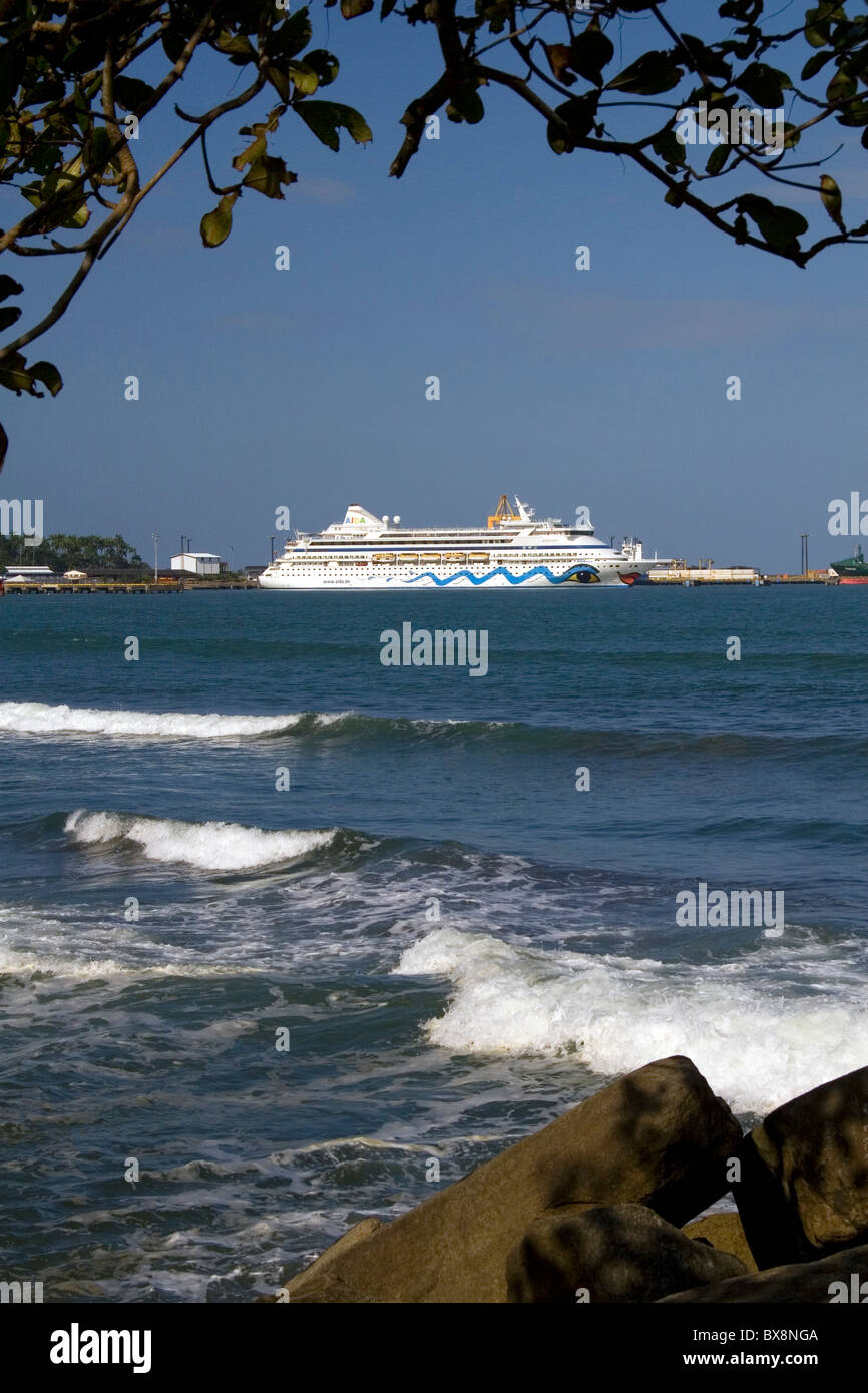 L'AIDAaura bateau de croisière amarré à Puerto Limon, Costa Rica. Banque D'Images