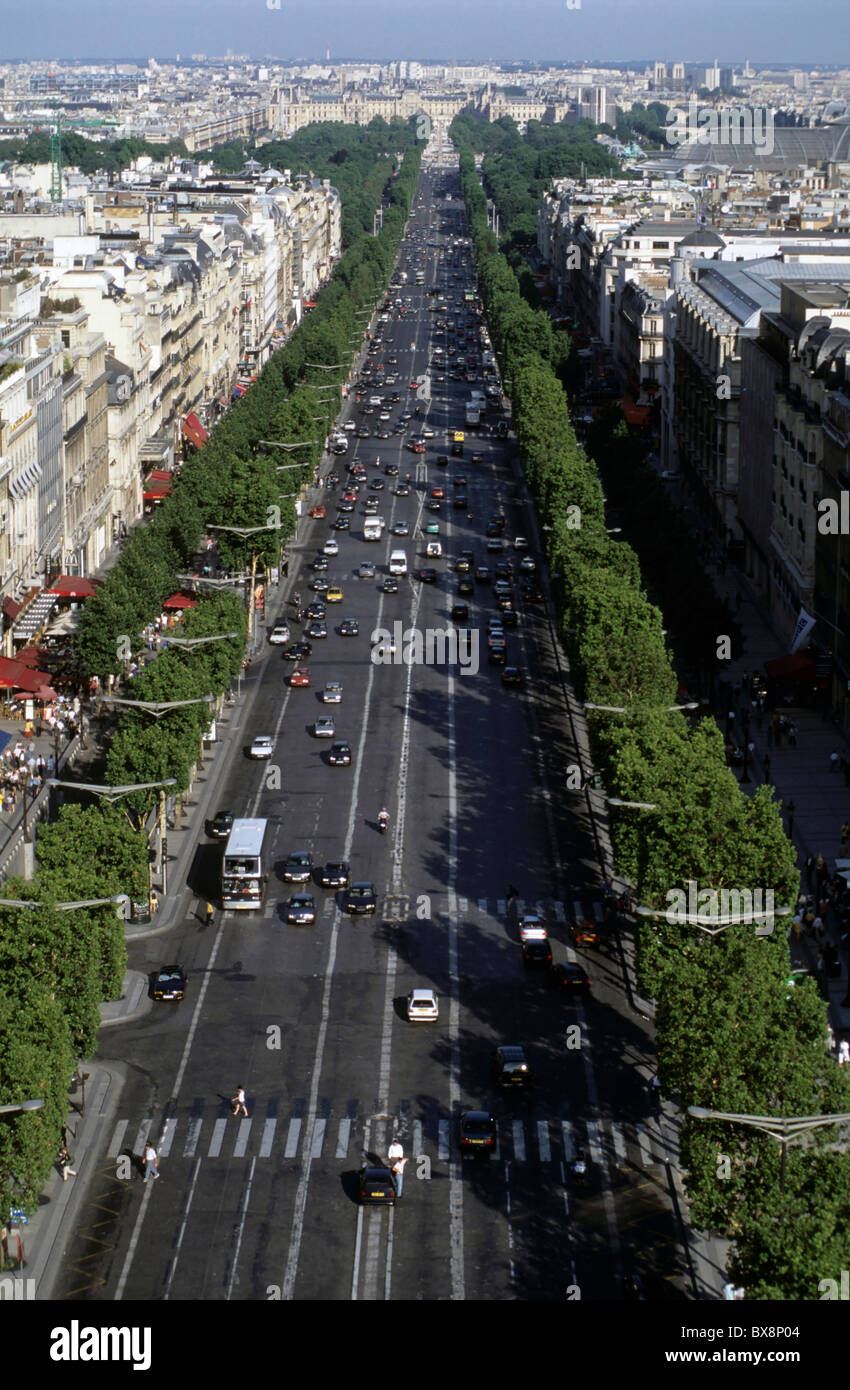 Avenue des Champs-Elysées comme vu de l'Arc de Triomphe, Paris, France. Banque D'Images