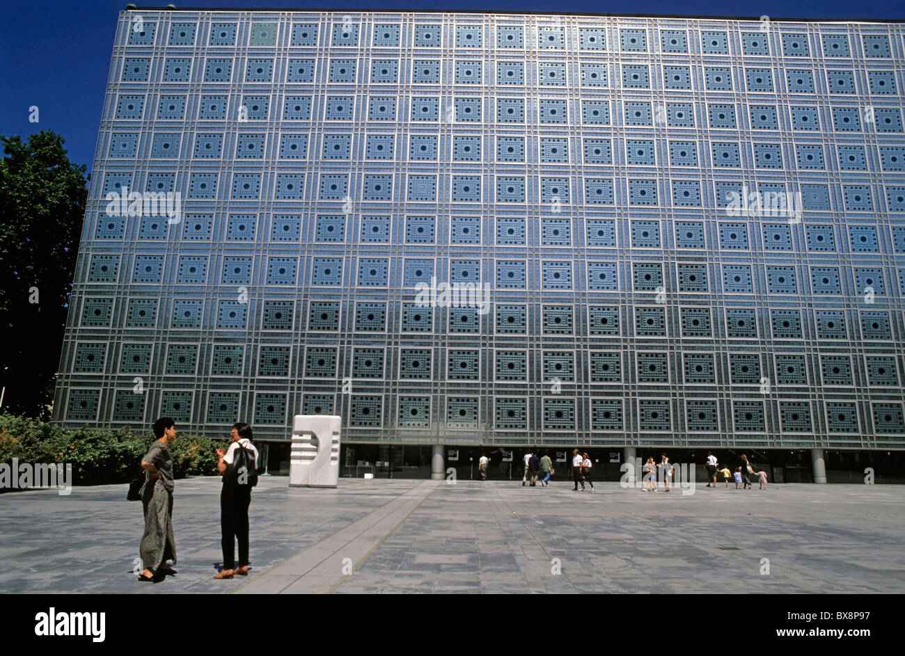 Les gens à l'extérieur de l'Institut du Monde Arabe - Institut du Monde Arabe - bâtiment conçu par Jean Nouvel, Paris, France. Banque D'Images
