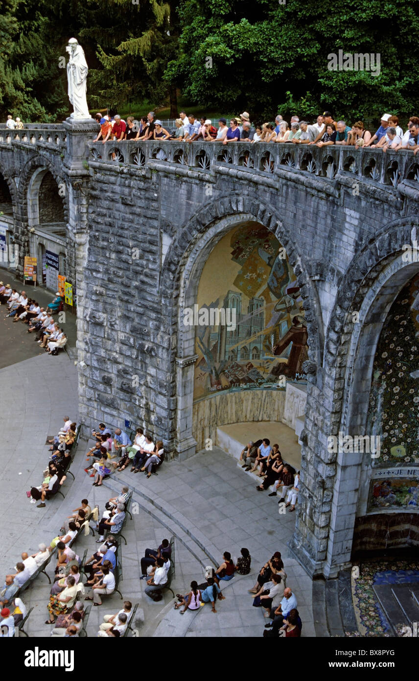 Les gens qui assistent à la messe à l'extérieur dans le Rosaire Square, près de la basilique du Rosaire, Lourdes, France. Banque D'Images