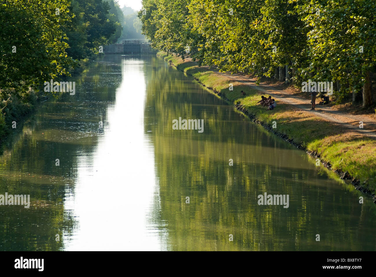 Canal du Midi - Les gens pêcher près de l'Aqueduc de Fresquel sur le Canal du Midi, Carcassonne, France. Banque D'Images
