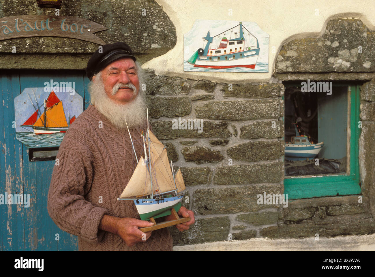 France, Bretagne, Morbihan, Ile de Groix, un vieux pêcheur, Jean Le mene, en face de sa maison Banque D'Images