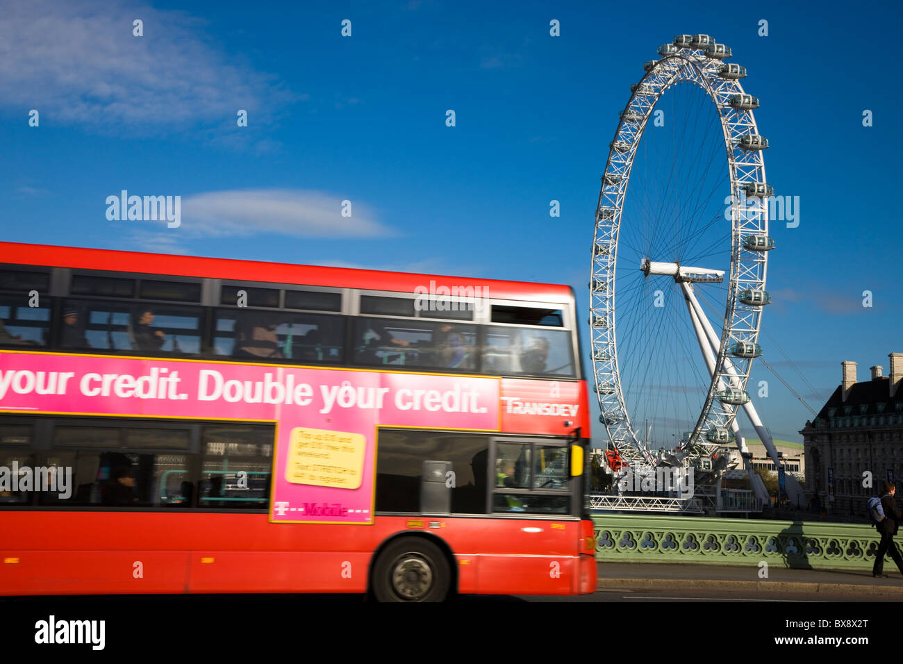 Motion blurred red double-decker bus sur le pont de Westminster, London Eye volant Banque D'Images