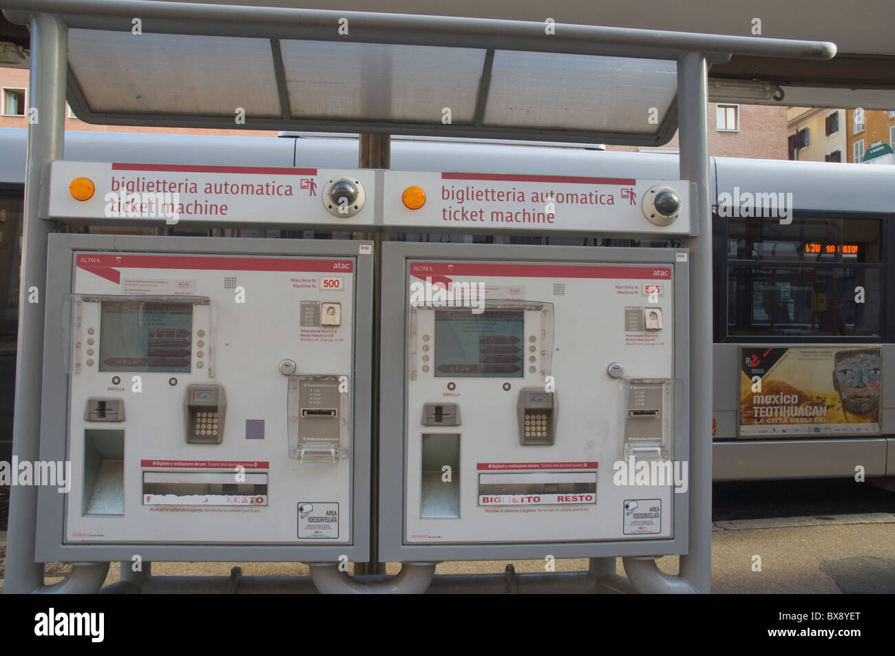 Distributeurs automatiques station de bus local Piazza San Silvestro square centre de Rome Italie Europe Banque D'Images