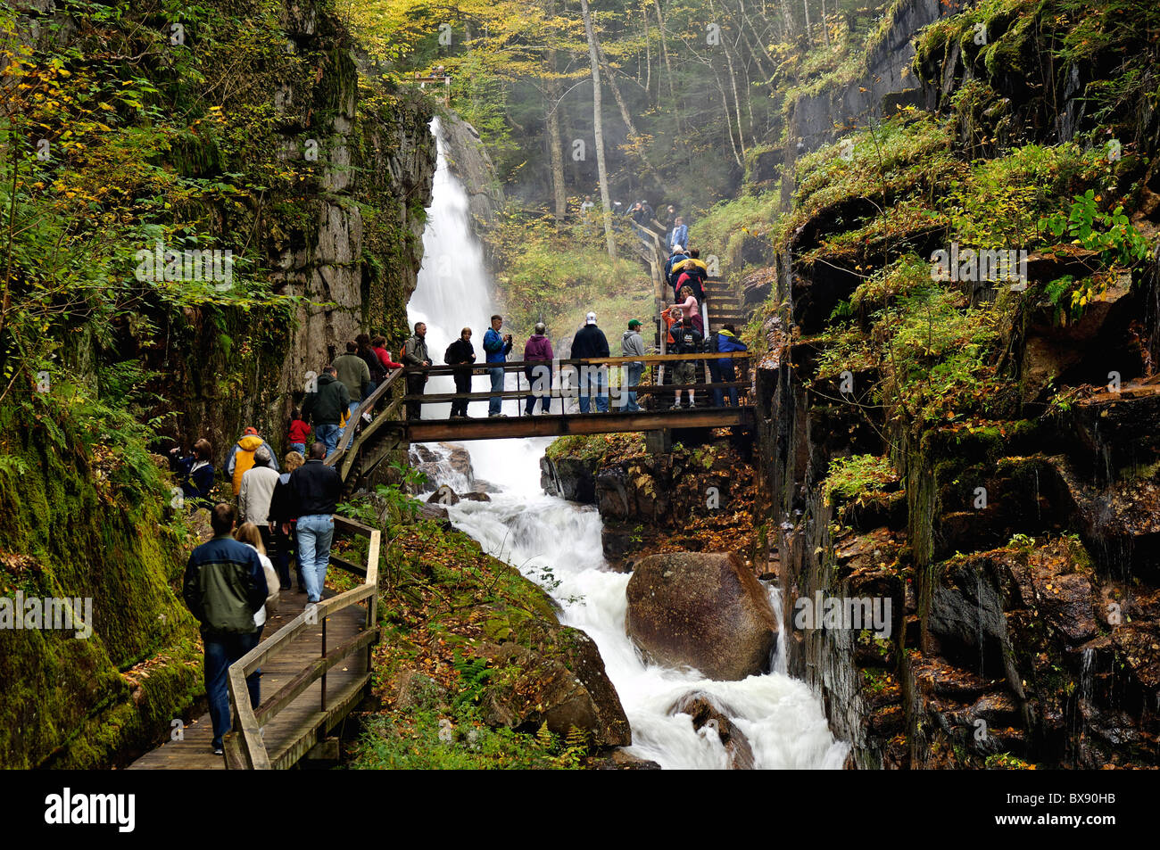 Les touristes en se promenant dans la gorge Flume dans Franconia Notch State Park dans le comté de Grafton, New Hampshire Banque D'Images