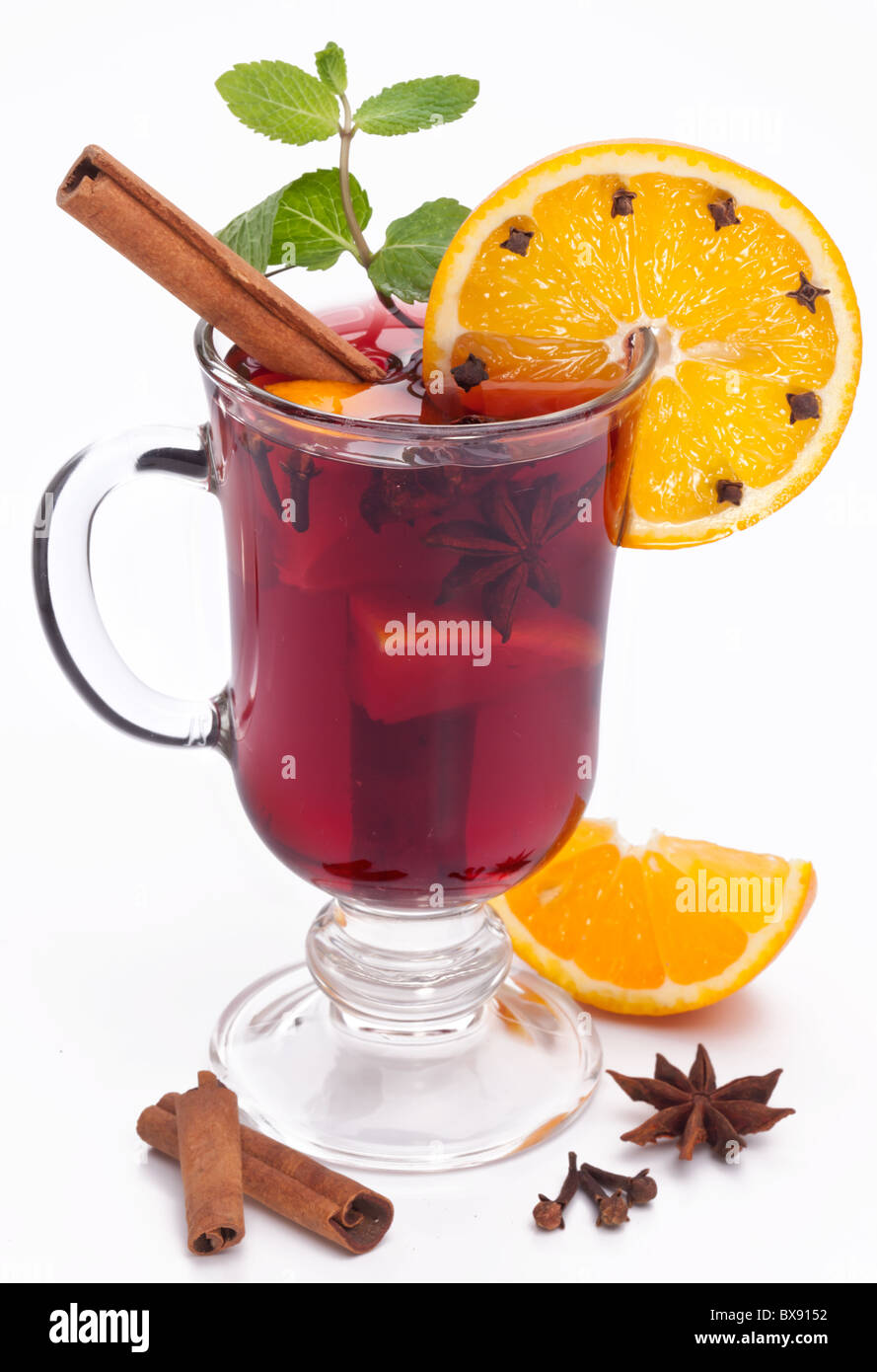 Verre de vin chaud sur un fond blanc Photo Stock - Alamy