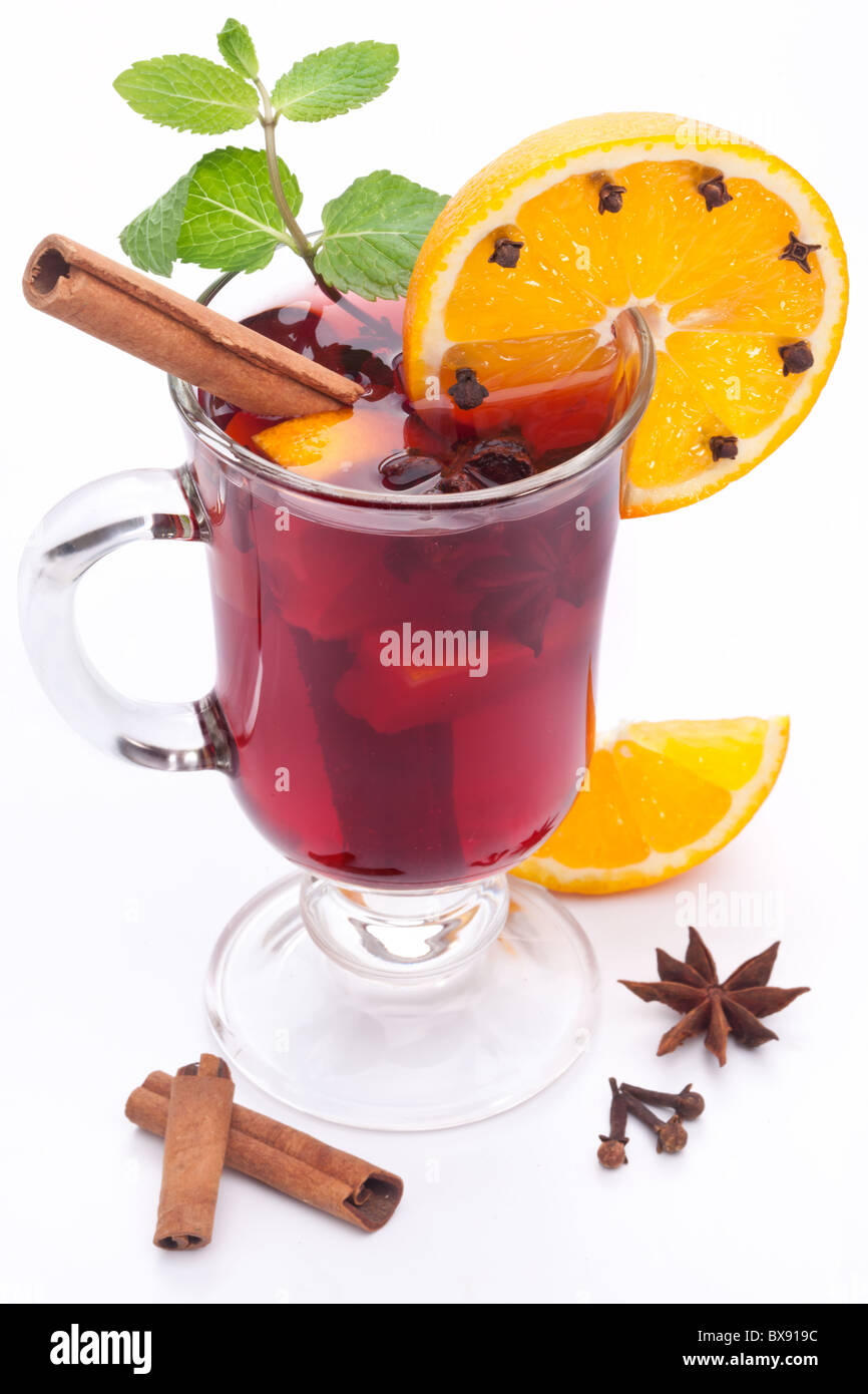 Verre de vin chaud sur un fond blanc Banque D'Images