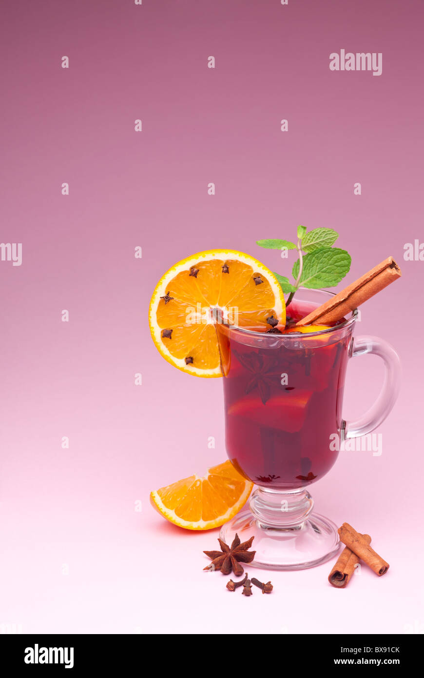 Verre de vin chaud sur un fond rose Banque D'Images