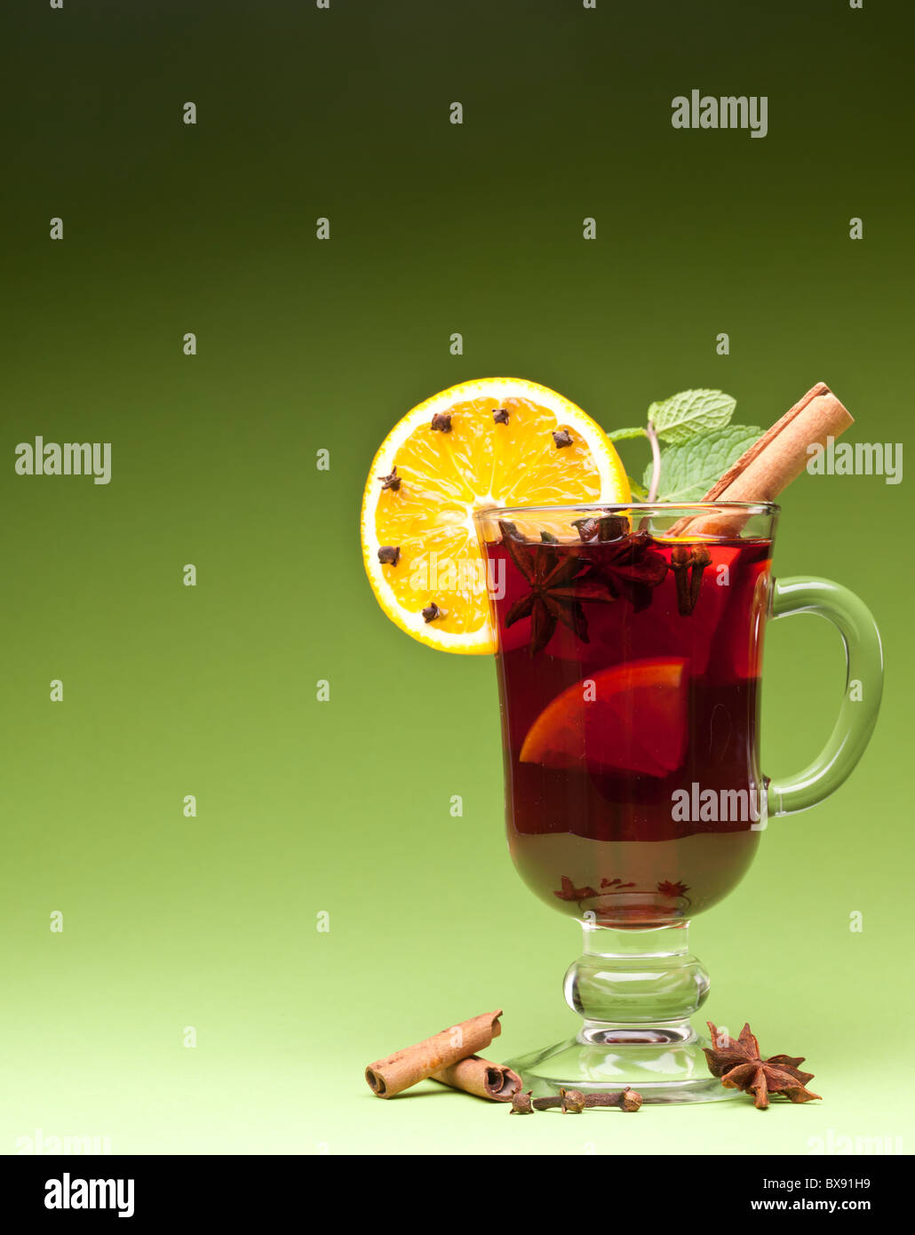 Verre de vin chaud sur un fond vert vert Banque D'Images