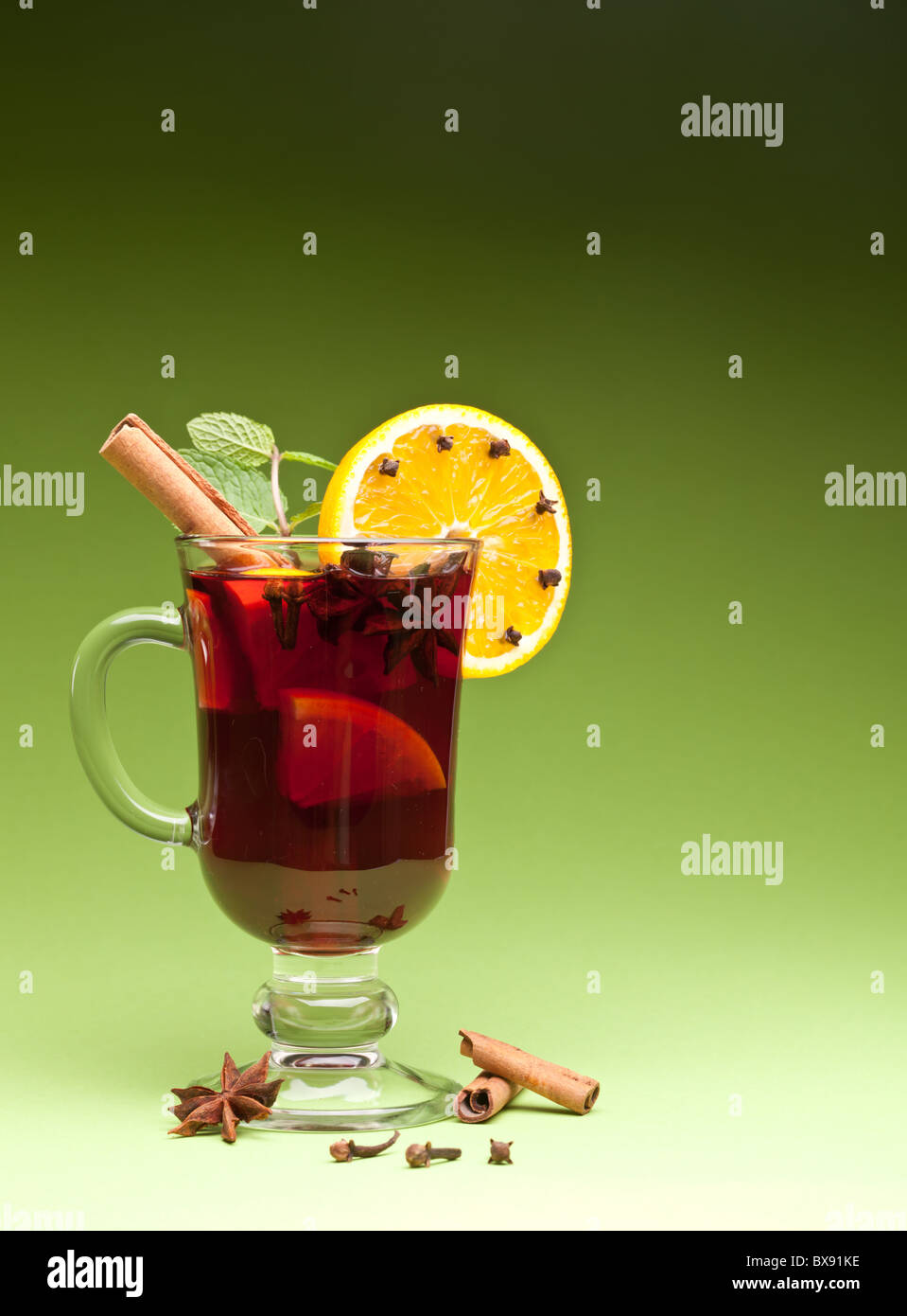 Verre de vin chaud sur un fond vert vert Banque D'Images
