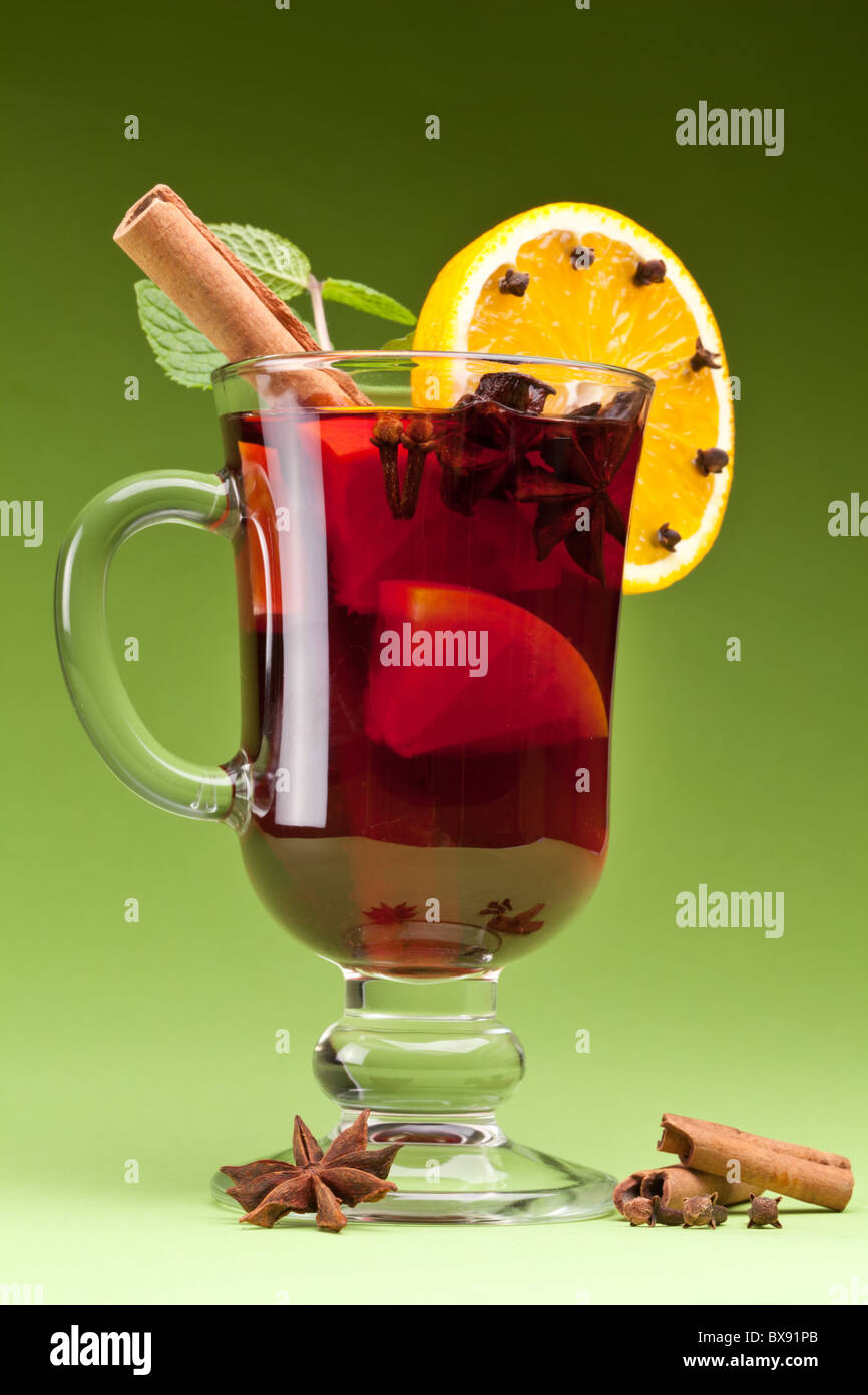 Verre de vin chaud sur un fond vert vert Banque D'Images