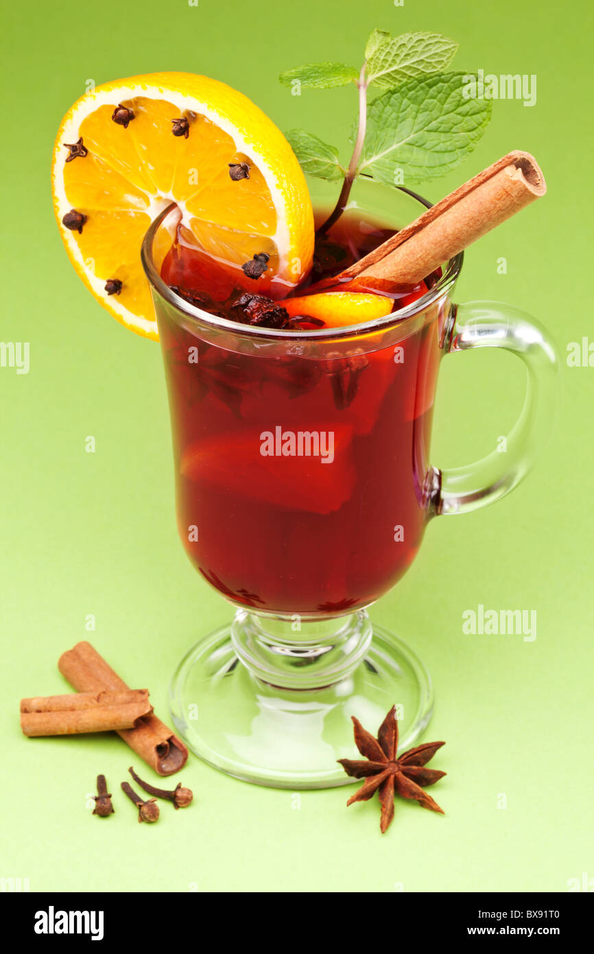 Verre de vin chaud sur un fond vert vert Banque D'Images