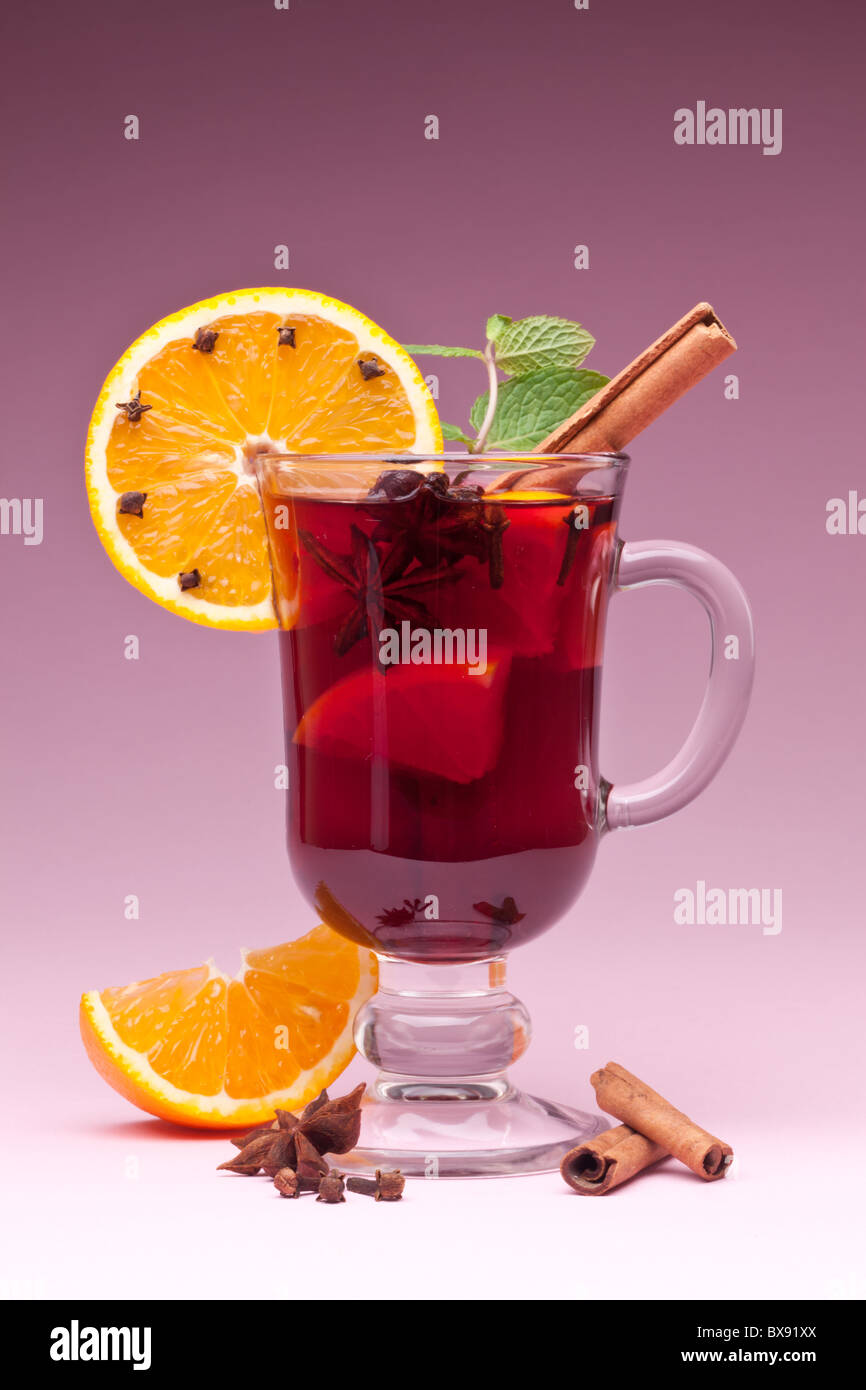 Verre de vin chaud sur un fond rose Banque D'Images