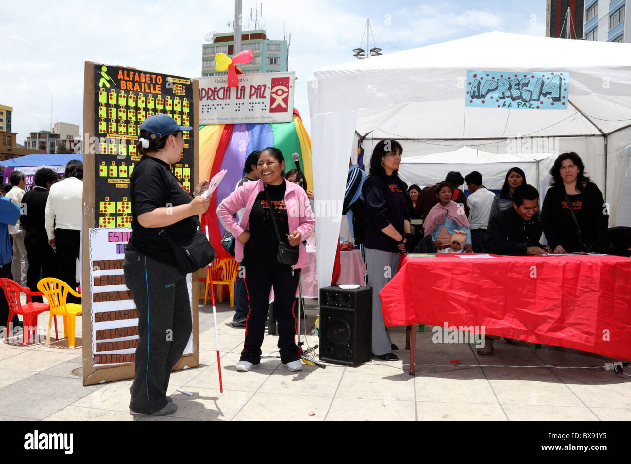 Stand à la foire de l'éducation donnant des informations sur les cours de braille et de langue des signes, la Paz, Bolivie Banque D'Images