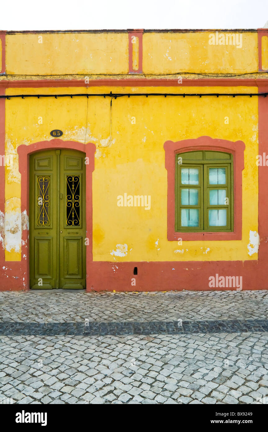 Avant de la chambre colorée à Vila Real de Santo António, Algarve, Portugal Banque D'Images