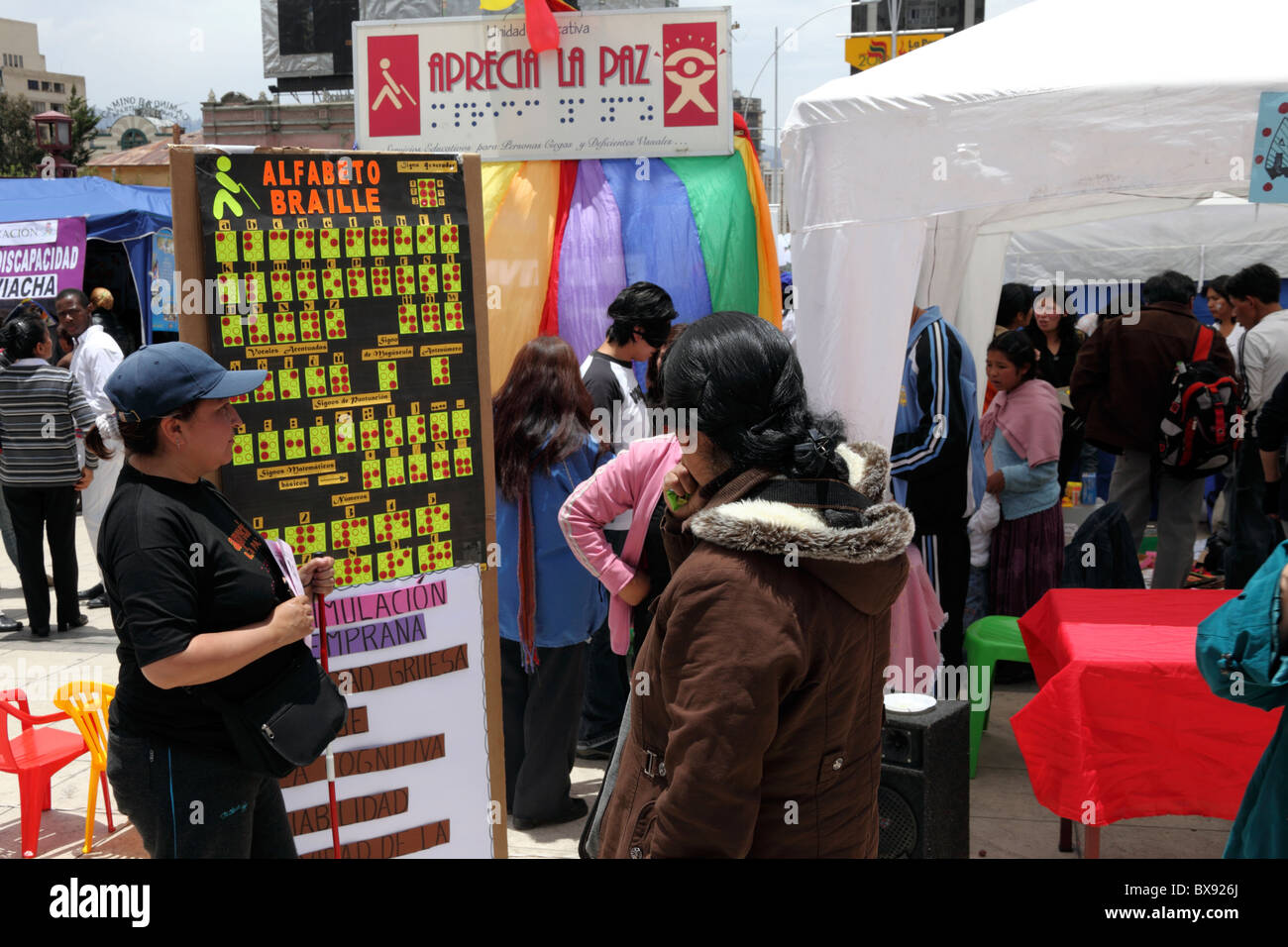 Stand à la foire de l'éducation donnant des informations sur les cours de braille et de langue des signes, la Paz, Bolivie Banque D'Images