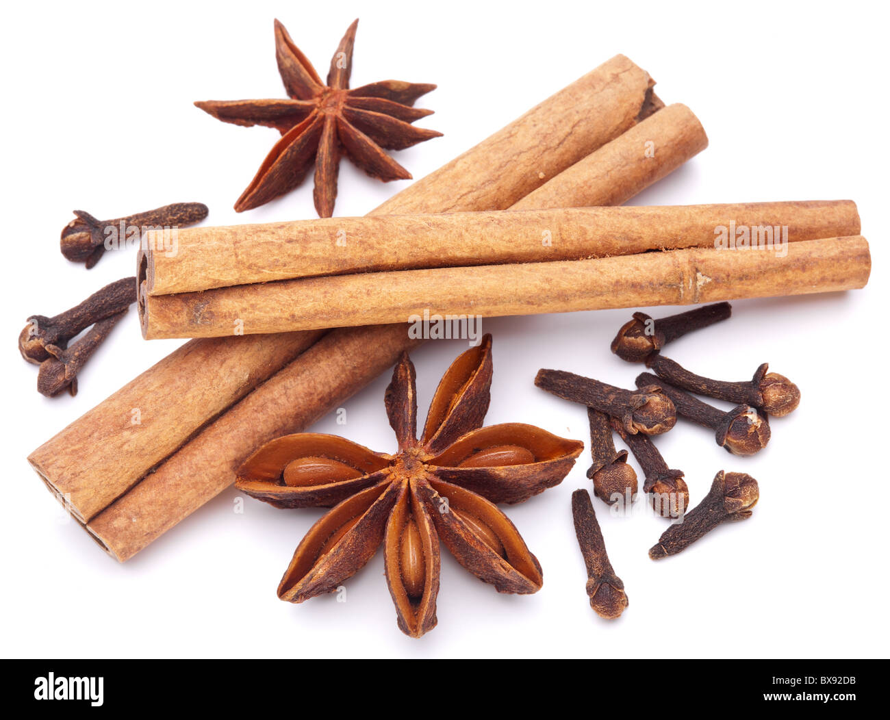 Girofle, l'anis et la cannelle isolé sur fond blanc. Banque D'Images