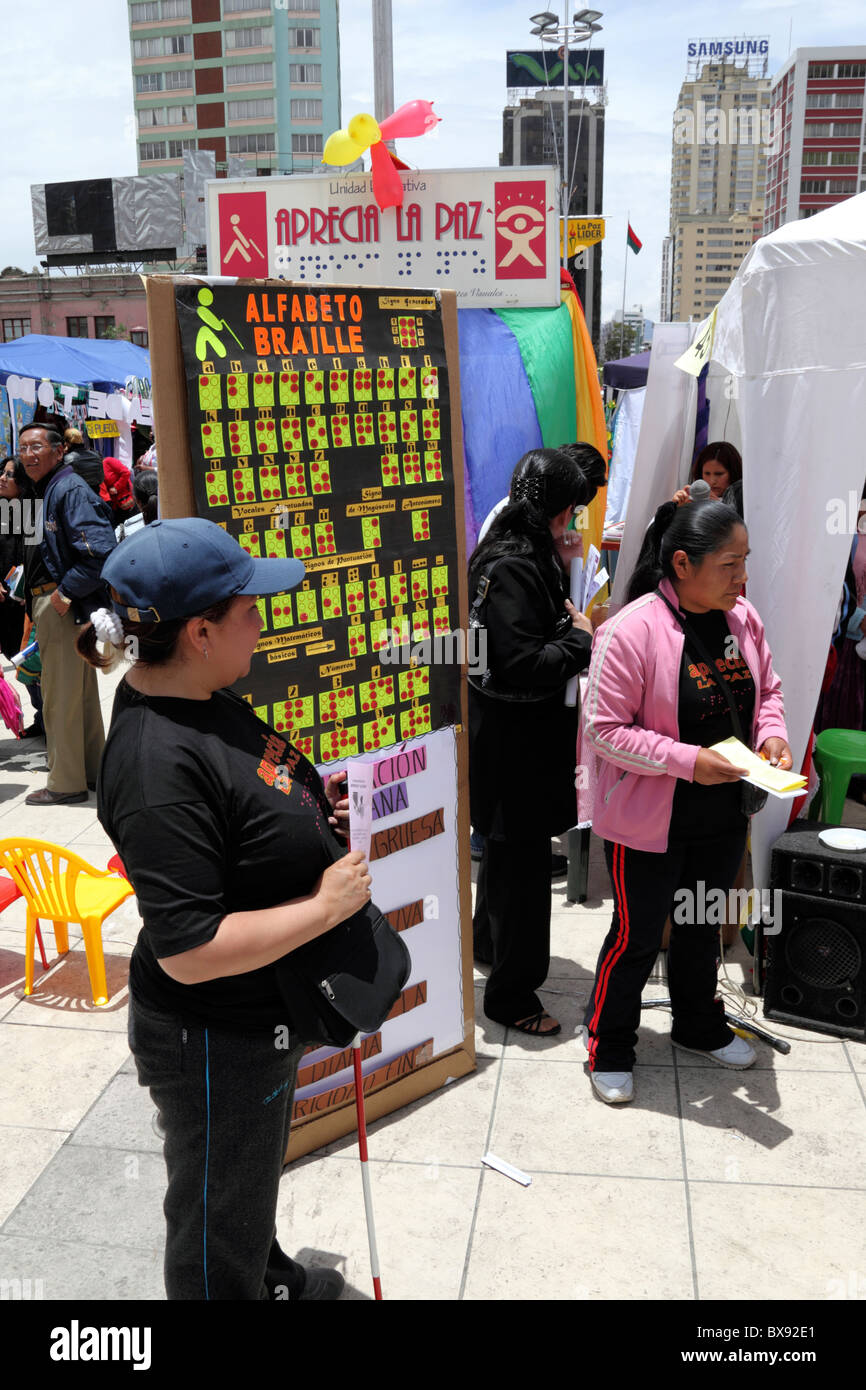 Stand à la foire de l'éducation donnant des informations sur les cours de braille et de langue des signes, la Paz, Bolivie Banque D'Images