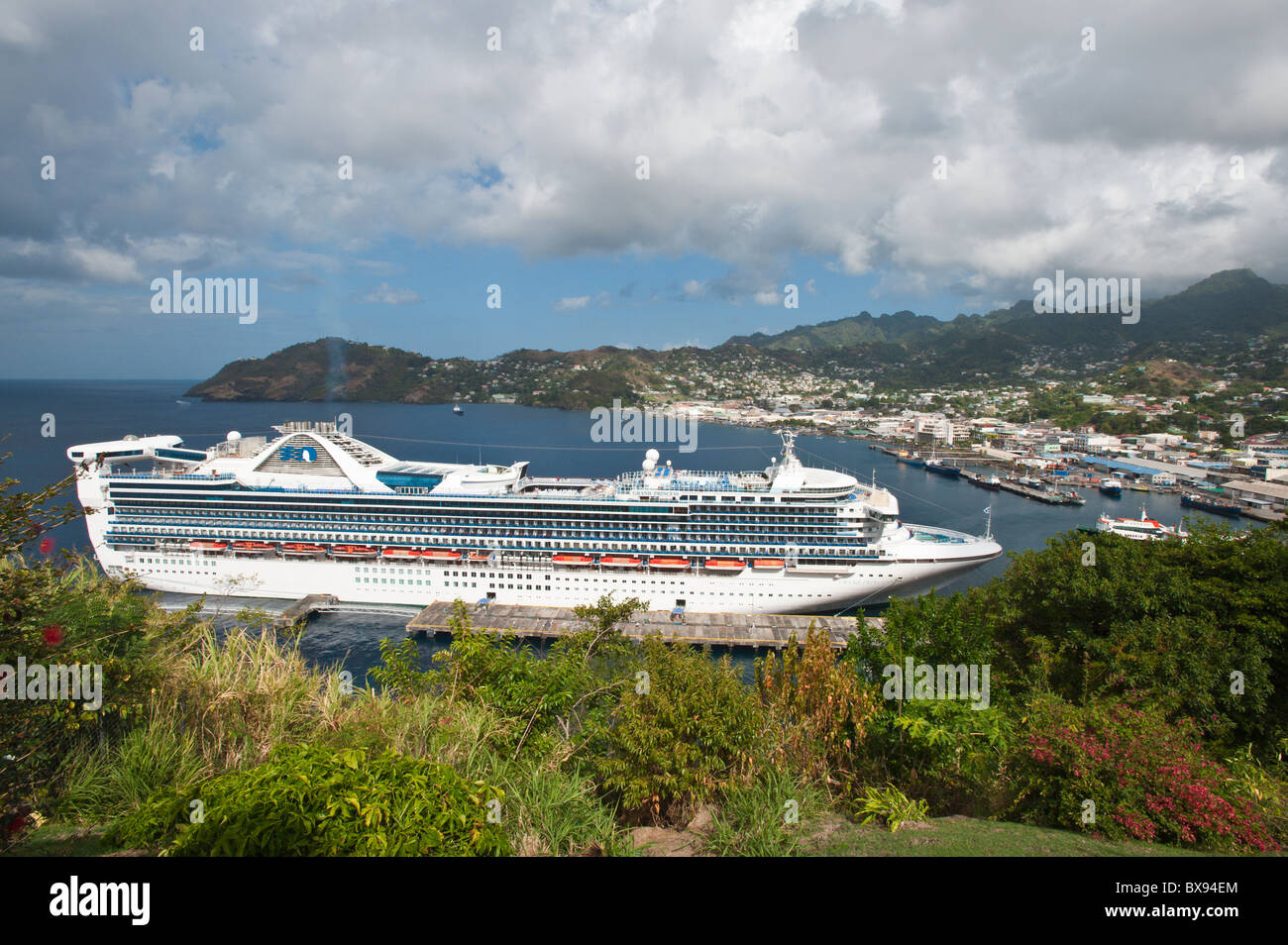 Bateau de croisière dans le port de Kingstown, Saint Vincent et