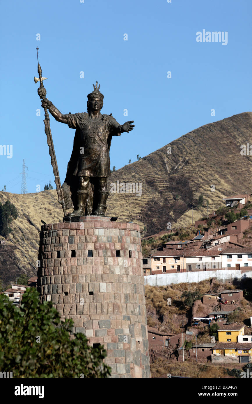 Monument à l'Inca Pachacuti Yupanqui Inca Pachacutec ou et les banlieues sur colline, Cusco , Pérou Banque D'Images