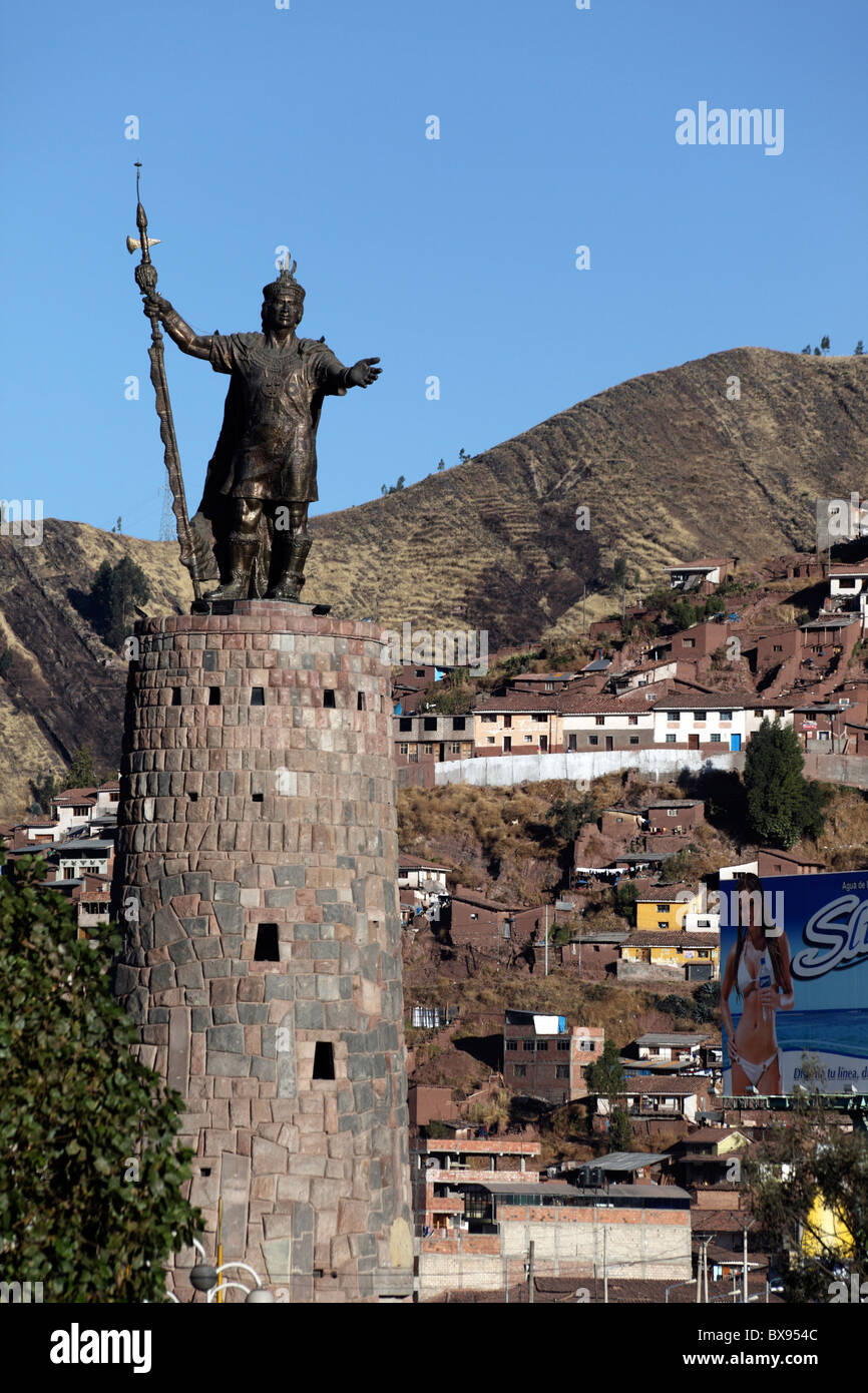Monument à l'Inca Pachacuti Yupanqui Inca Pachacutec ou et les banlieues sur colline, Cusco , Pérou Banque D'Images