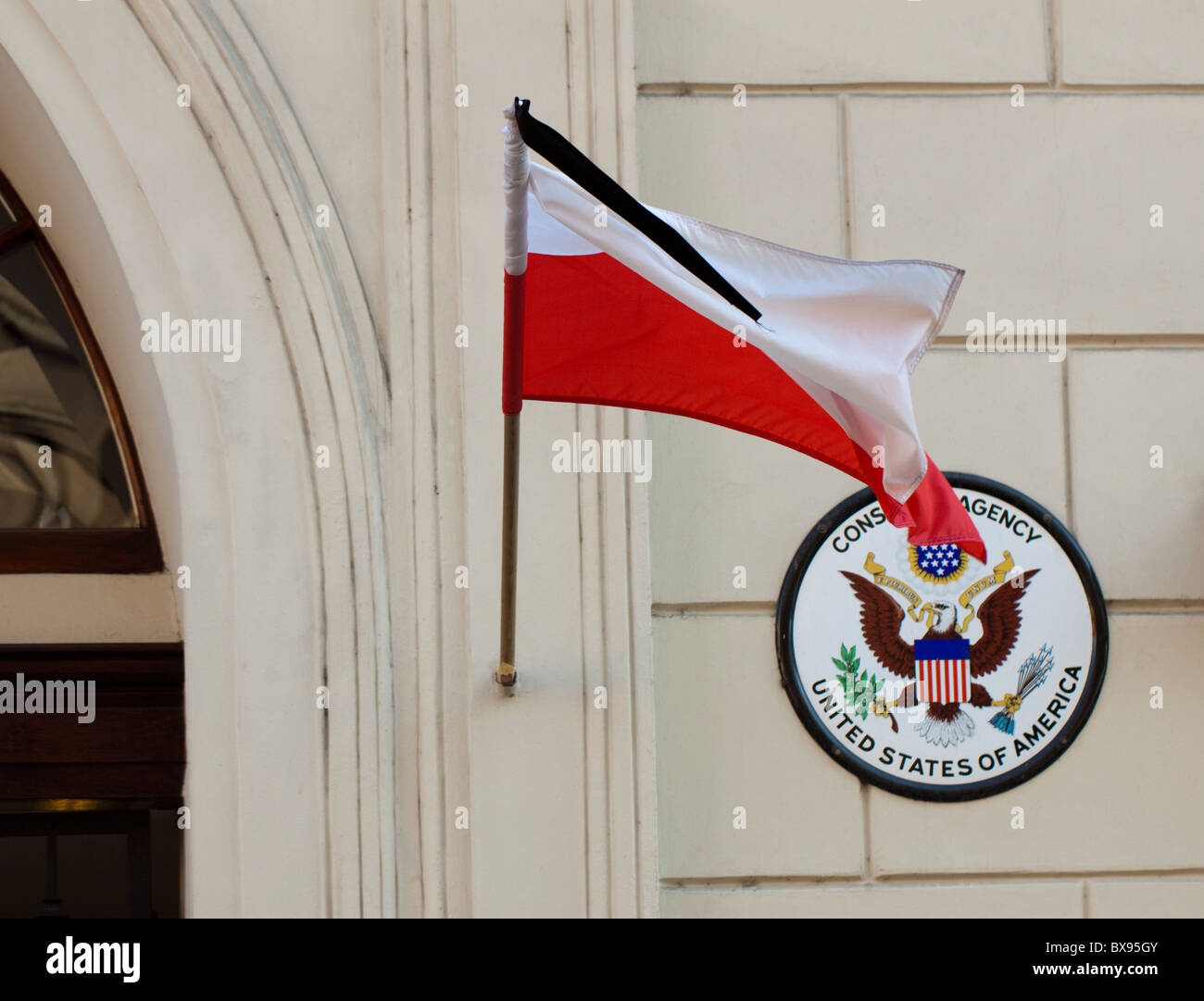 Drapeau polonais avec un ruban deuil bloqué du consulat américain à Poznan, Pologne Banque D'Images