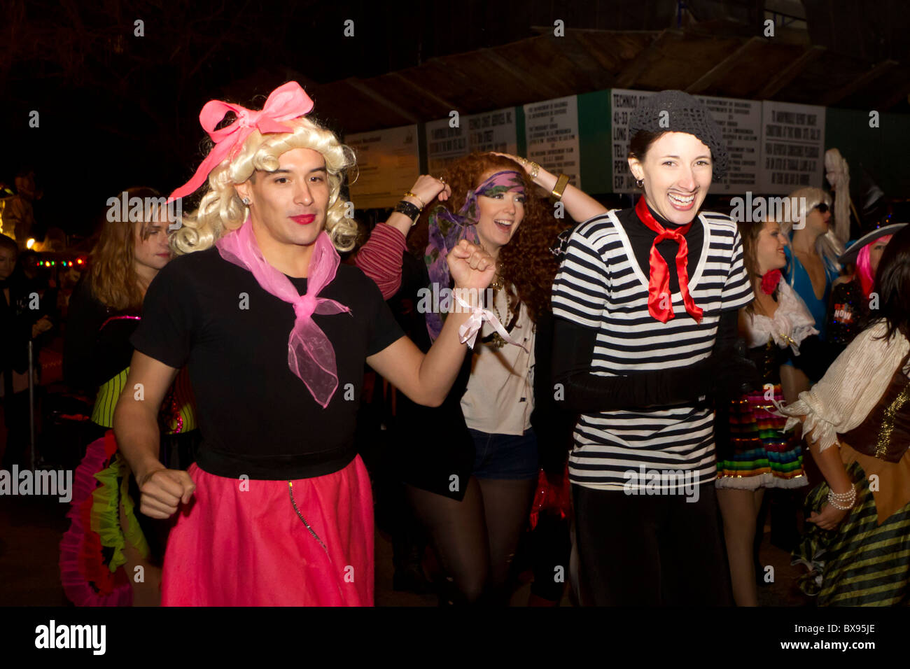 Un homme habillé en femme et une femme habillée en homme participer au Greenwich Village