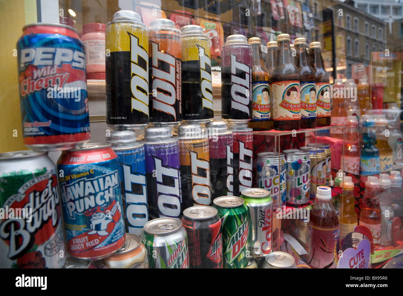 Rangées de Soft Drinks in Shop Window Londres Angleterre Royaume-Uni Banque D'Images