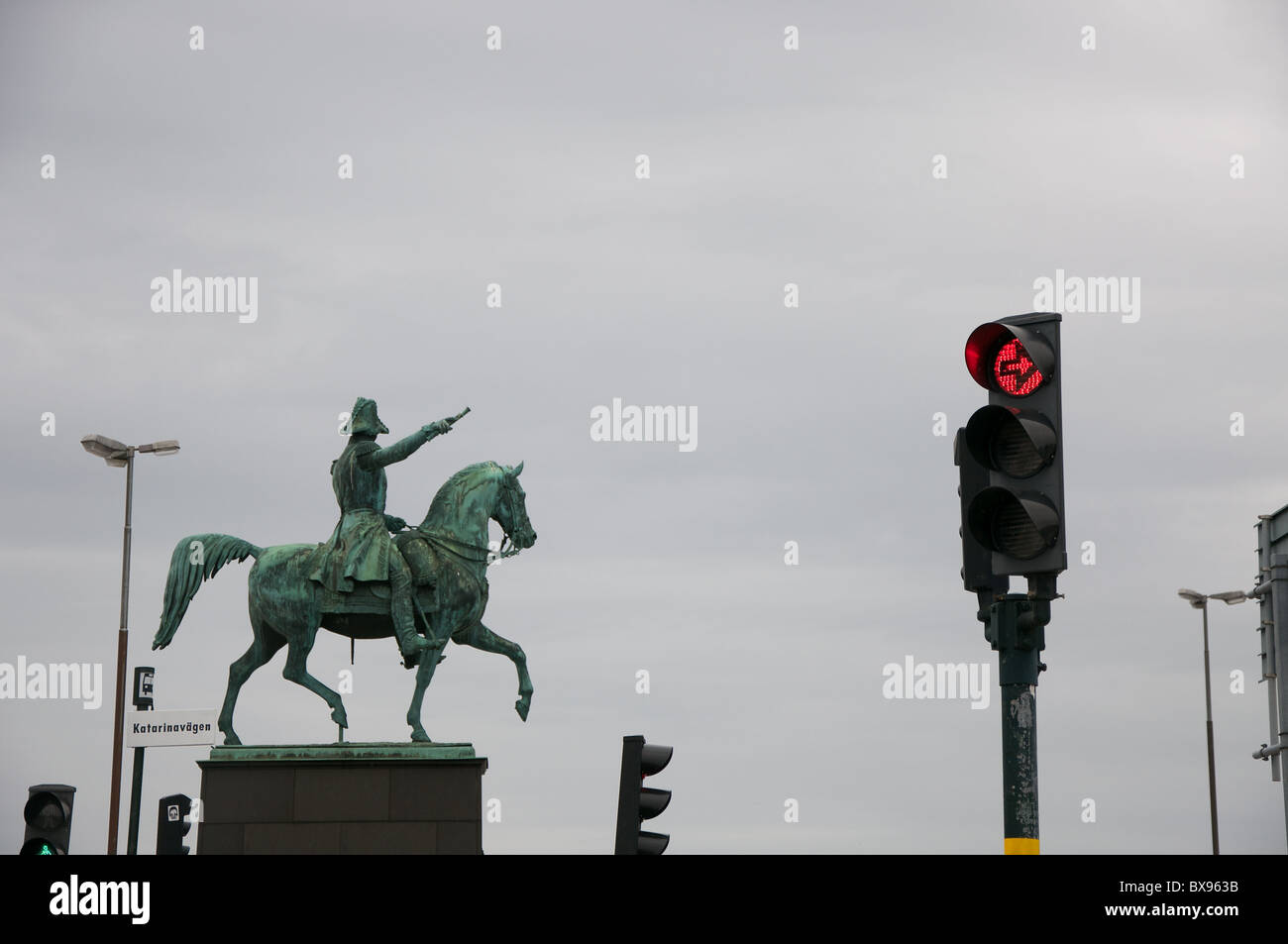 Une statue de bronze du Roi Karl XIV Johan de la Suède sur le Slussplan situé sur l'île de Gamla Stan à Stockholm Banque D'Images