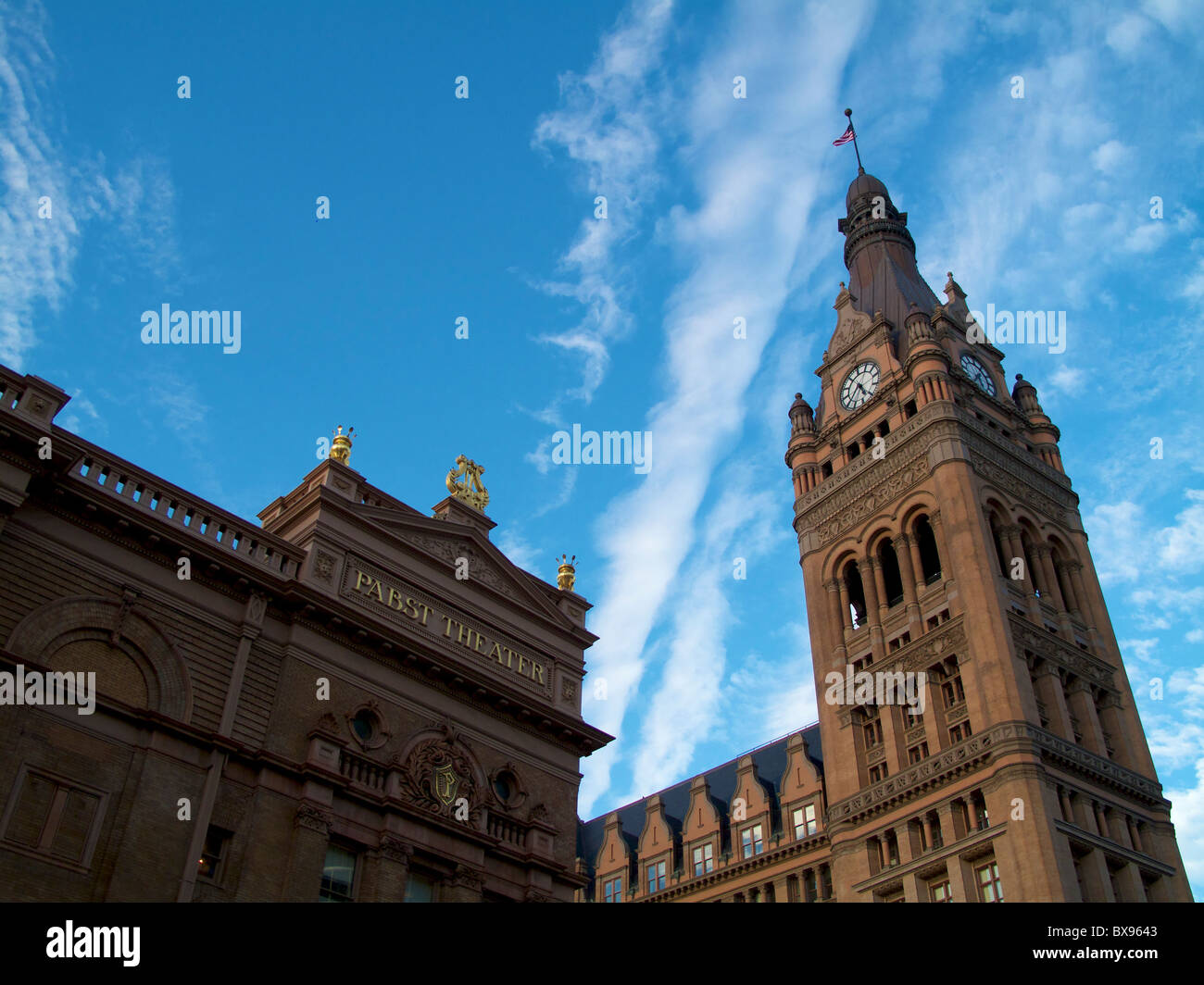 Pabst Theater et Milwaukee City Hall. Banque D'Images